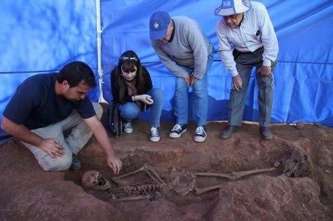 The Cosmopolitics of Forensic Science: Seeing and Being at Spanish Mass Grave Exhumations