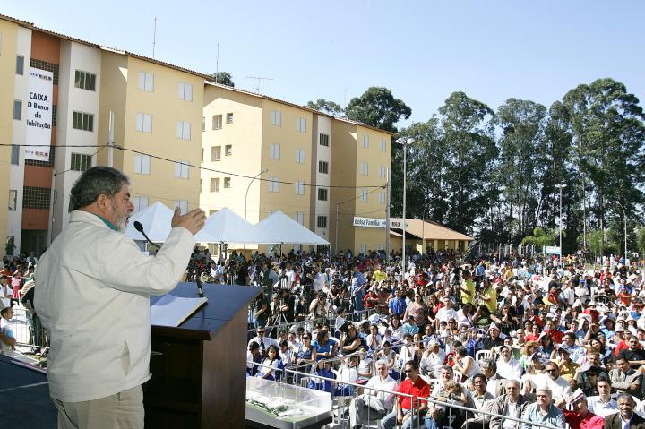 Former President Lula speaks to Bolsa Família recipients. Photo by Agencia Brasil.